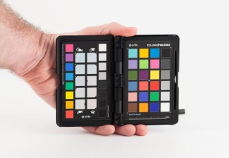 ColorChecker Passport 2 tenu à la main