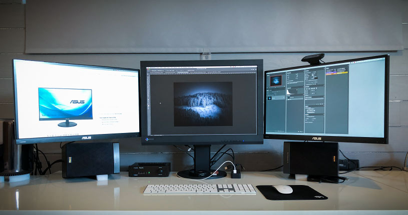 Mon bureau de retouche photo : un Eizo CS240 et deux Asus VC239H